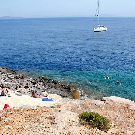 Sveta Nedilja 11433a * Jelsa (Hvar)